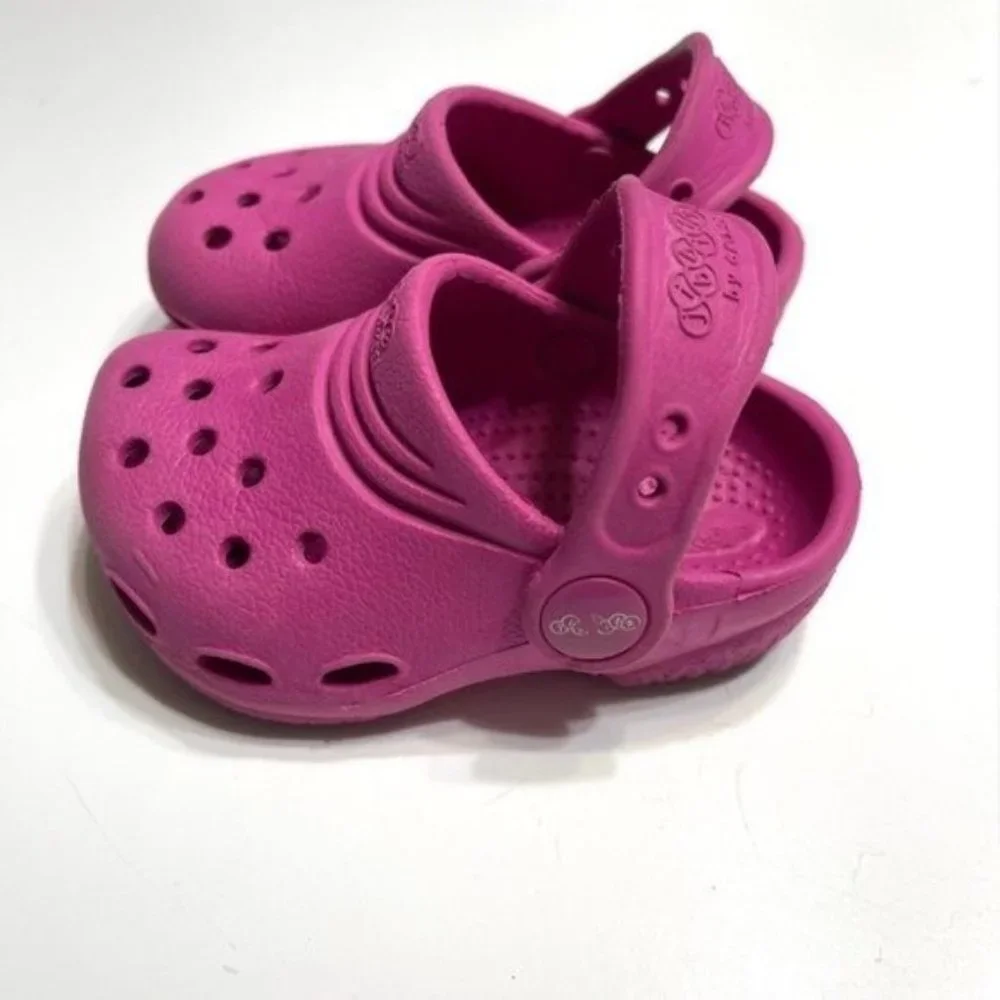 Crocs. Girl , slip on Clog rubber, Pink color size 4-5‎